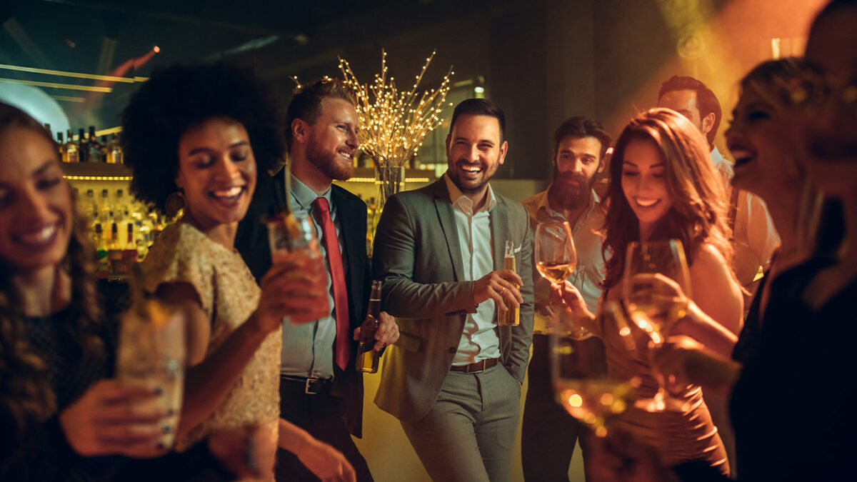 Amigos reunidos em uma festa