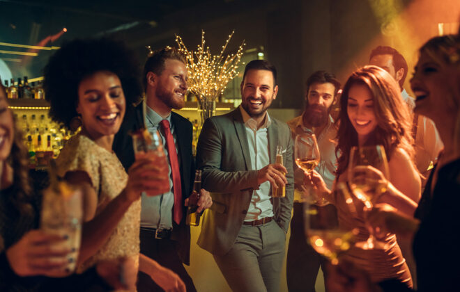 Amigos reunidos em uma festa