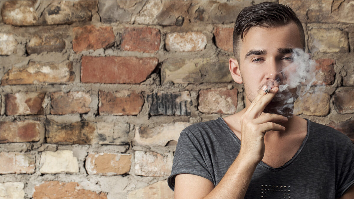 Homem fumando