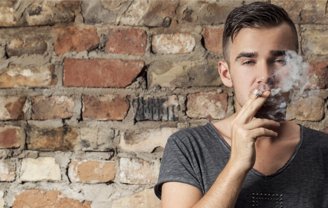 Homem fumando